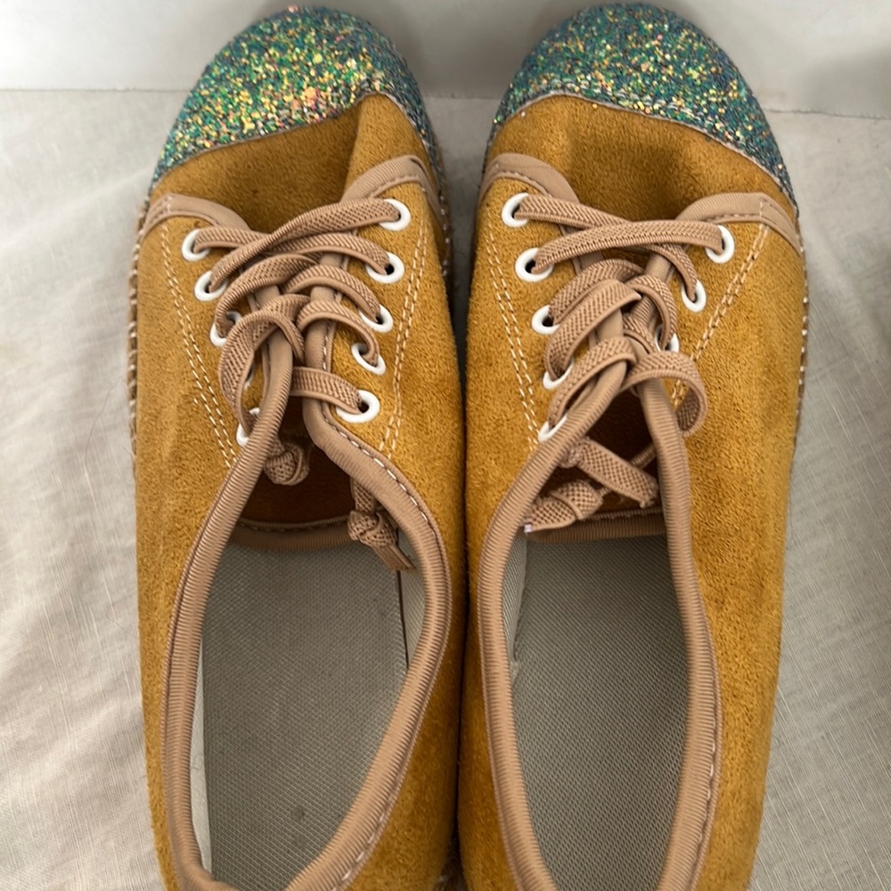 Really cute women’s shoes size 6 with no brand apparent. Completely new.